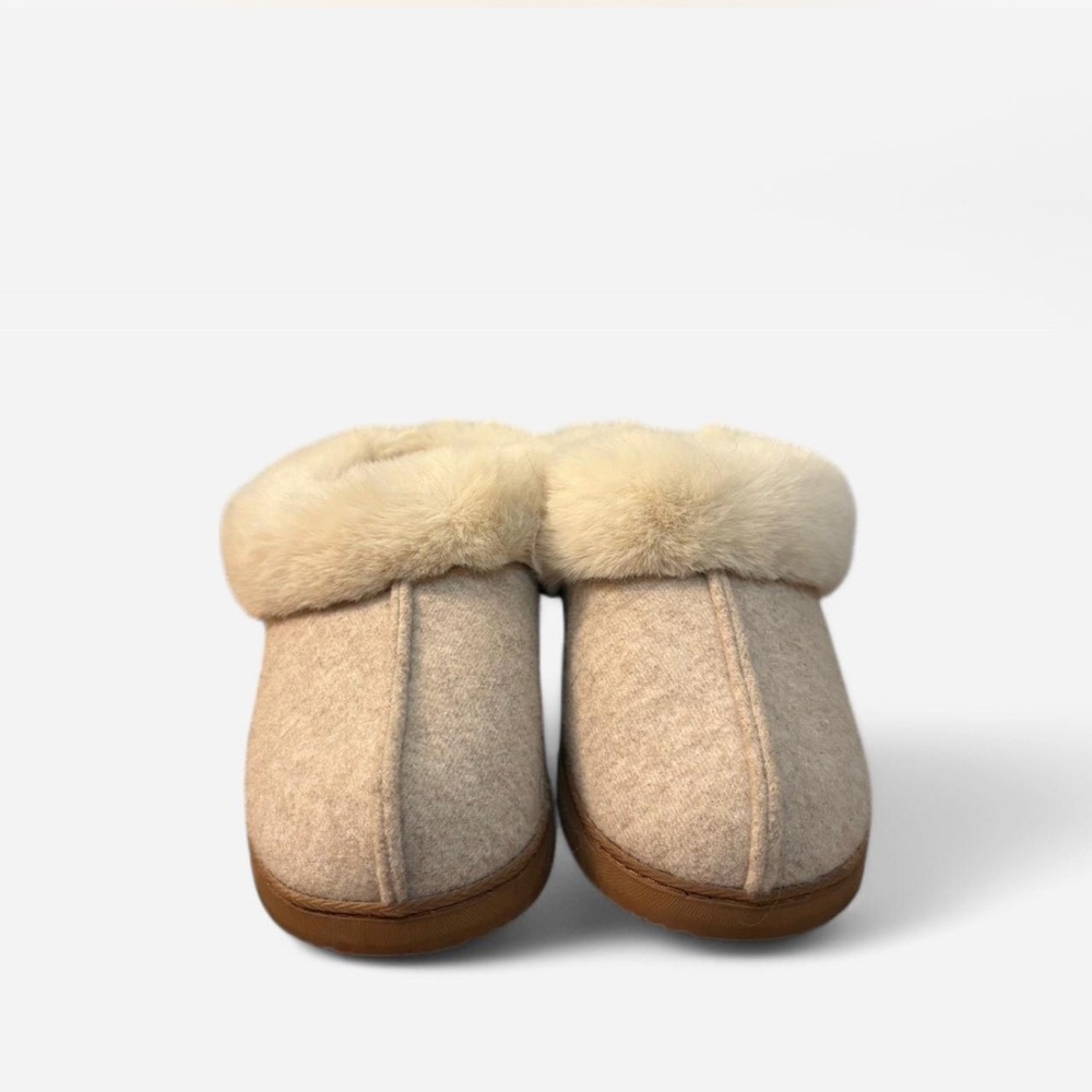 Dearfoams Women's Cream and Tan Slippers